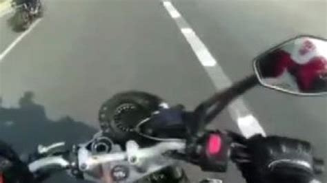 V­i­r­a­j­ı­ ­a­l­a­m­a­y­a­n­ ­m­o­t­o­s­i­k­l­e­t­ ­s­ü­r­ü­c­ü­s­ü­ ­b­a­r­i­y­e­r­e­ ­g­i­r­d­i­
